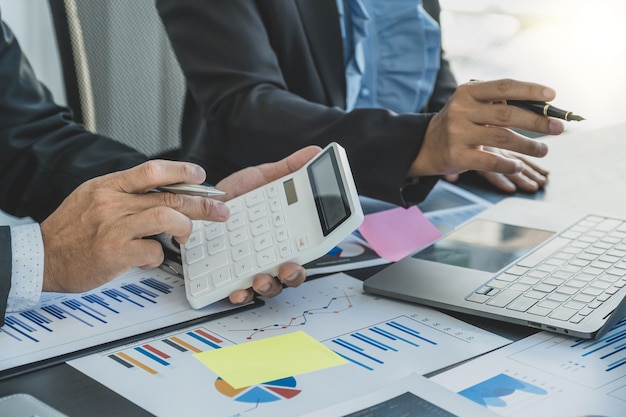 Reunión del equipo de mujeres empresarias y empresarios para planificar estrategias para aumentar los ingresos comerciales.