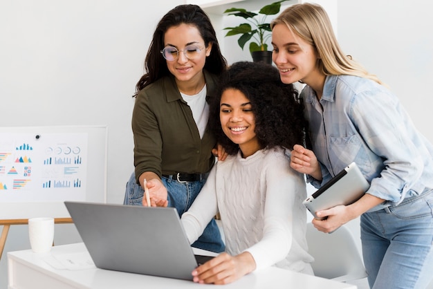 Foto reunión del equipo de mujeres en la oficina