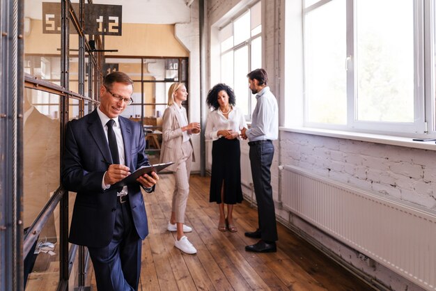 Foto reunión del equipo de negocios corporativos multiétnicos en la oficina para un plan de marketing estratégico: trabajadores de oficina, empresarios y empleado de la empresa en el trabajo en una empresa multinacional