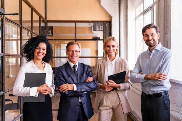 Reunión del equipo de negocios corporativos multiétnicos en la oficina para un plan de marketing estratégico: trabajadores de oficina, empresarios y empleado de la empresa en el trabajo en una empresa multinacional