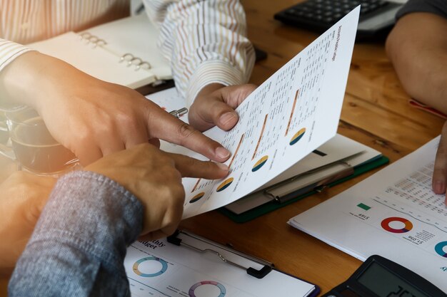 Reunión del equipo de negocios y discutir el plan del proyecto. Hombres de negocios discutiendo juntos en la sala de reuniones. Inversionista profesional que trabaja con proyecto empresarial juntos. Tarea de los gerentes financieros