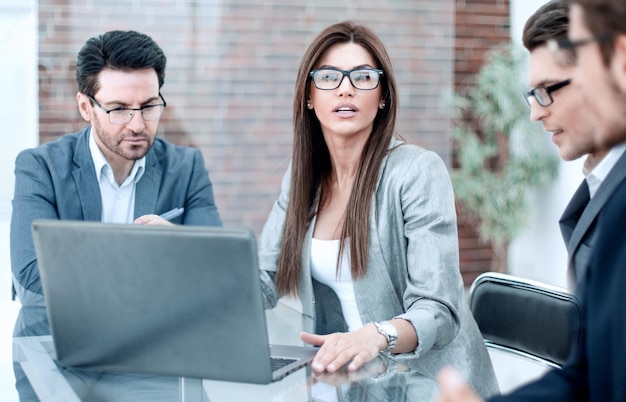 Reunión del equipo de negocios en el escritorio