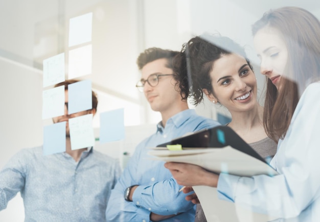 Foto reunión del equipo de negocios jóvenes en la oficina