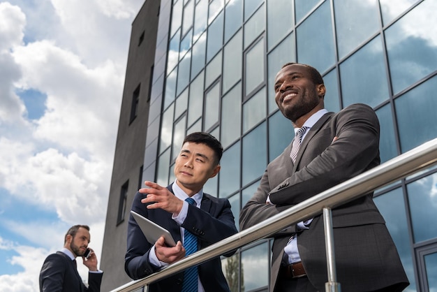 Reunión de equipo de negocios multicultural al aire libre cerca del edificio de oficinas