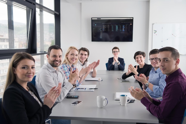 reunión del equipo de negocios en la oficina de inicio moderna y lluvia de ideas sobre el nuevo plan de negocios