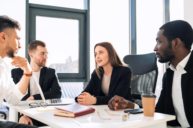 Reunión del equipo de negocios en la oficina