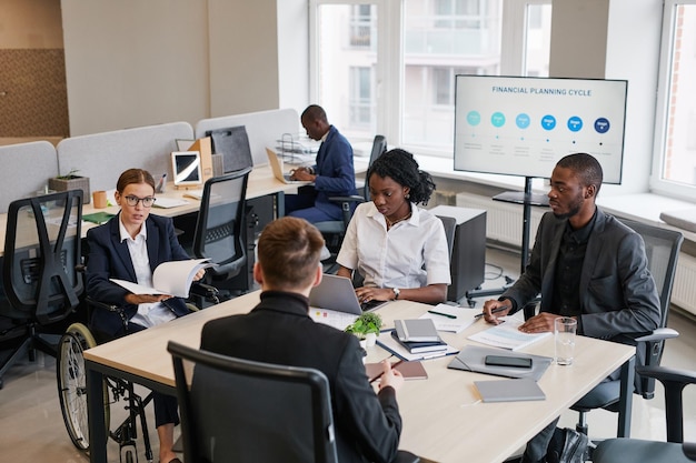 Reunión del equipo de negocios en la oficina