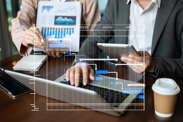 Reunión del equipo de negocios presenta una tarea de inversor profesional que trabaja con gerentes financieros con un teléfono inteligente portátil y una tableta digital a la luz de la mañana xAxA