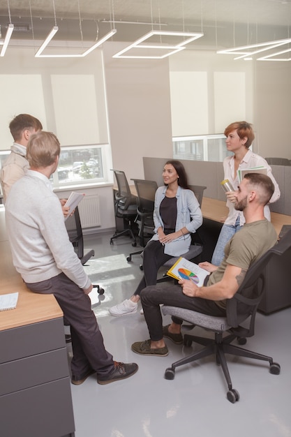 reunión de equipo en la oficina