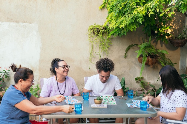 Reunión familiar alegre alrededor de la mesa