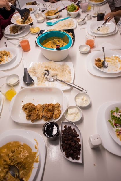 Foto reunión familiar comiendo comida alrededor de la mesa de la cocina