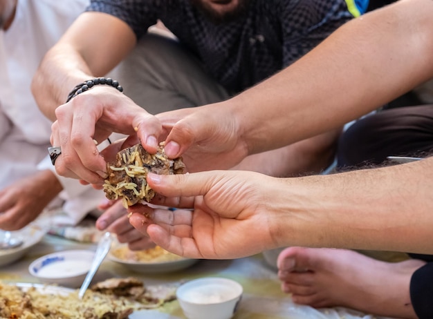 Reunión familiar musulmana para iftar en ramadán