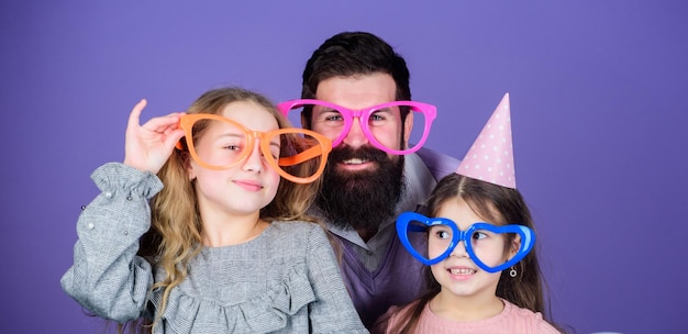 Una reunión Fiesta familiar Familia feliz celebrando la fiesta de cumpleaños Familia de padre e hijas con gafas de fiesta Padre e hijas disfrutando de la fiesta Tener una celebración familiar