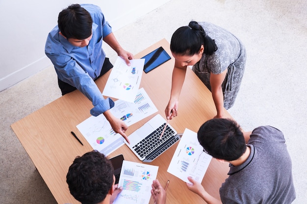 Reunión de gente de negocios en la oficina usando gráficos