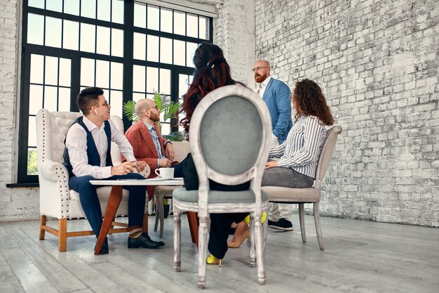 Foto reunión de gente de negocios en la oficina