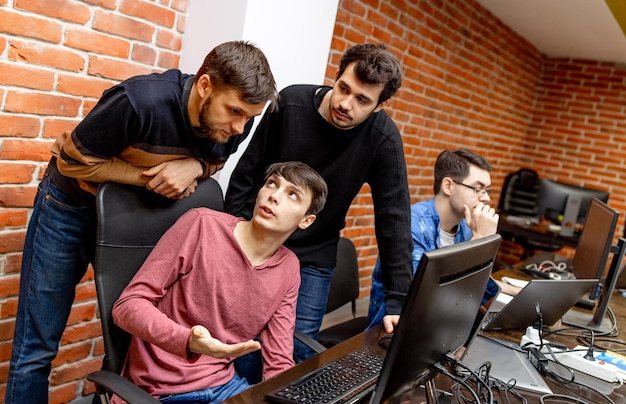 Reunión de gente de negocios Planes de discusión Hombres jóvenes en el trabajo Concepto de oficina de trabajo Oficina moderna