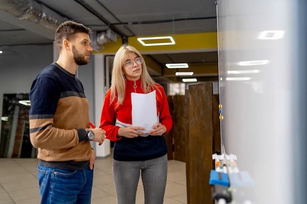 Reunión de gente de negocios Planes de discusión Hombres y mujeres jóvenes en el trabajo Concepto de oficina de trabajo Oficina moderna