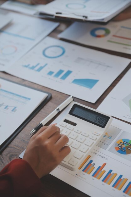 Foto reunión del gerente financiero para discutir el crecimiento de la empresa, el éxito del proyecto, las estadísticas financieras, los inversores profesionales, la puesta en marcha del proyecto para el plan de estrategia con un portátil de documentos y una tableta digital.