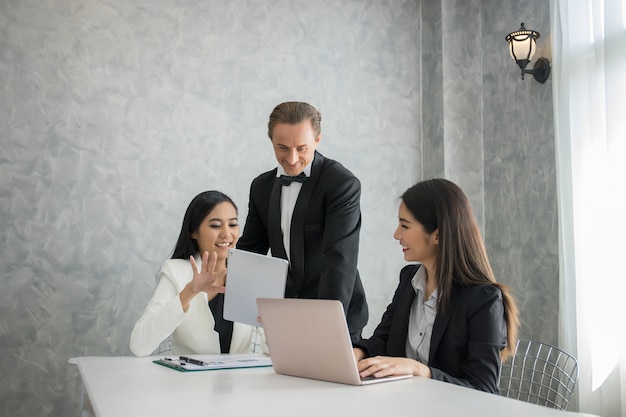 Reunión de grupo de empresarios de inicio. Grupo de personas sentado en conferencia juntos y tomando notas.