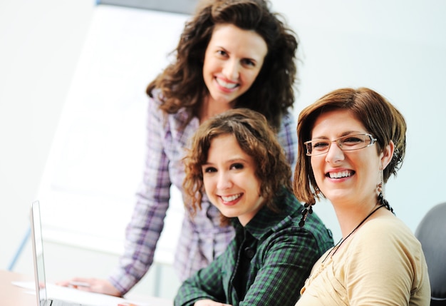 Foto durante la reunión, grupo de mujeres jóvenes que trabajan juntas en la mesa