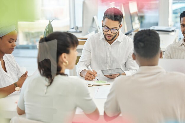 Reunión en grupo y personas de negocios en una tableta para una discusión de lluvia de ideas o planificación de ideas en la oficina de inicio Colaboración en equipo y estrategia de proyecto en tecnología para consultor financiero Escribir notas