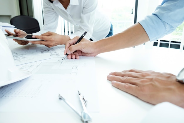 Reunión del ingeniero para el proyecto arquitectónico trabajando con el socio.