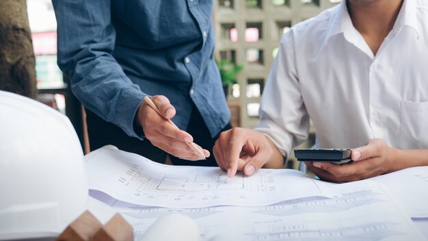 Reunión de ingeniero para proyecto arquitectónico