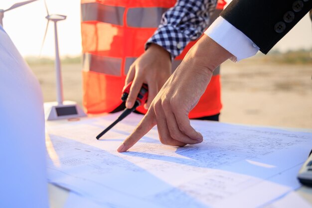 Reunión de ingenieros en el sitio de construcción al aire libre