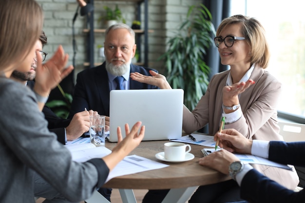 Reunión de intercambio de ideas de trabajo en equipo de hombres de negocios para discutir planes de inversión.