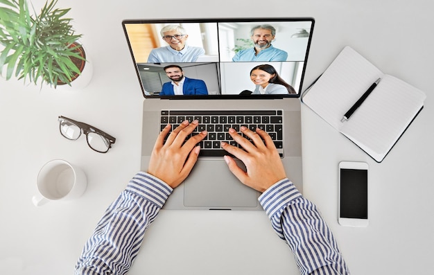 Reunión en línea comunicación empresarial tecnología informática videoconferencia portátil llamada equipo amigo