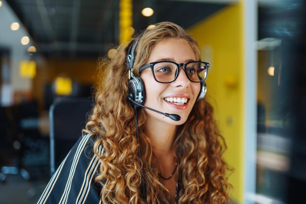 Reunión en línea Mujer joven que usa auriculares usando una computadora portátil viendo un seminario web o haciendo un chat de video