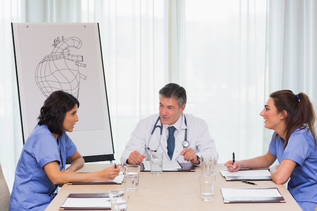 Reunión médica en curso