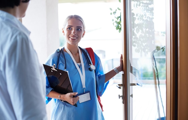 Reunión del médico con el paciente en el consultorio del hospital