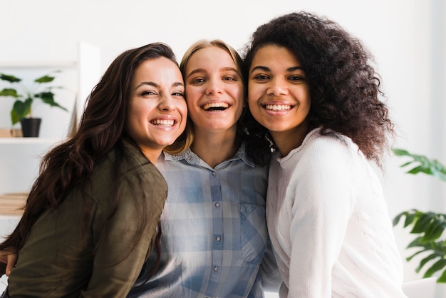 Reunión de mujeres sonrientes