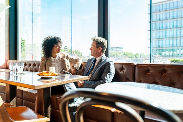 Reunión de negocios en un cafe