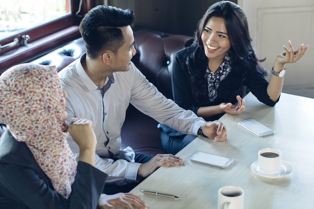 Reunión de negocios en un cafe