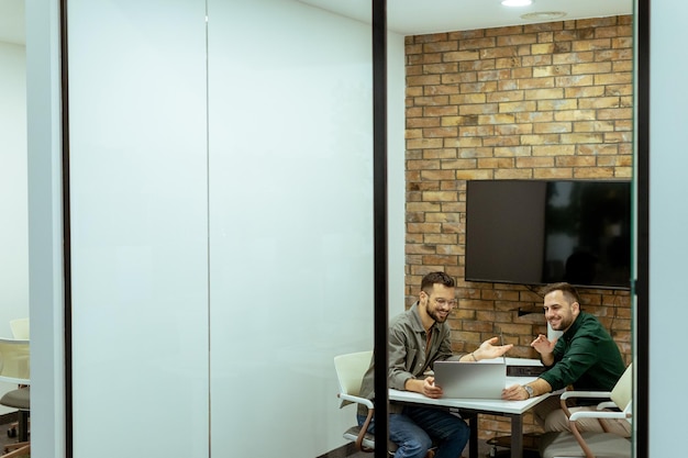 Reunión de negocios casual en un moderno salón de oficinas