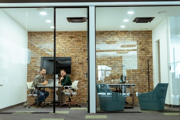 Reunión de negocios casual en un moderno salón de oficinas