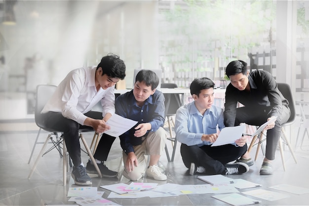 Reunión de negocios y consultar a empresario asiático trabajo de consultoría en el lugar de trabajo.