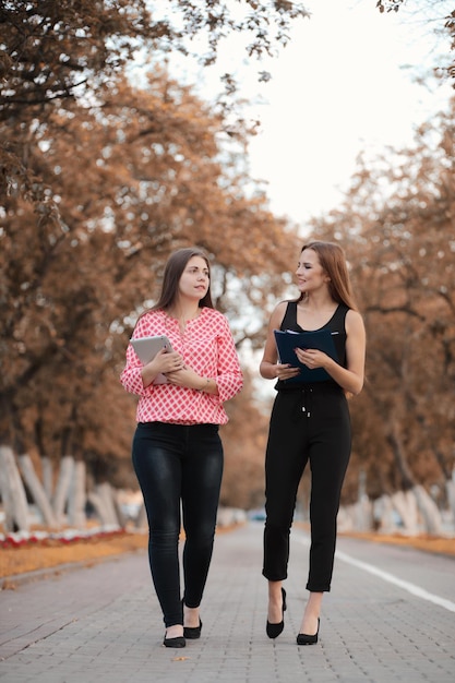 Reunión de negocios de dos chicas