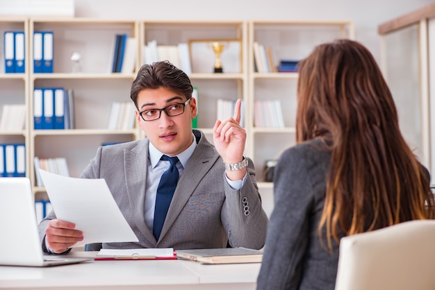 Reunión de negocios entre empresario y empresaria