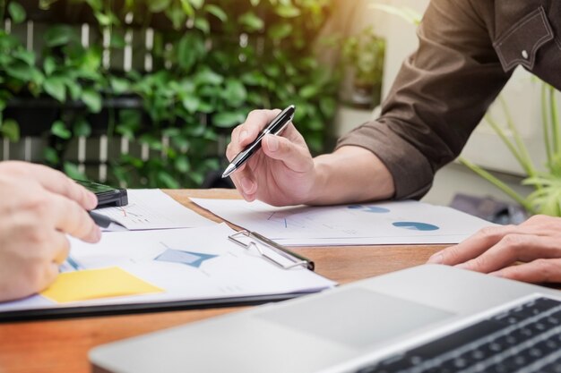 Reunión de negocios en exterior. Documentos gestores de cuentas equipo trabajando con nuevo proyecto de inicio Presentación de ideas, análisis de planes de marketing