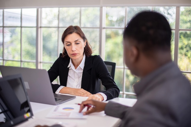 Reunión de negocios - Gerente discutiendo el trabajo con sus colegas