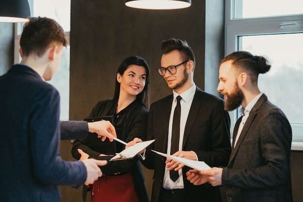 Reunión de negocios. Gestión de proyectos. Vida corporativa. Colegas masculinos y femeninos que comparten ideas. Ambiente profesional positivo.