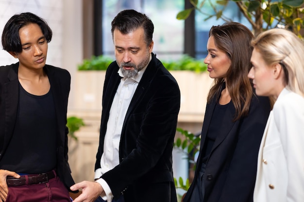 Foto reunión de negocios grupo de hombres y mujeres de diversidad sentados en una sala de conferencias y sonriendo en la reunión plan de investigación en la sala de juntas personas de negocios profesionales tormenta de ideas y concepto de trabajo en equipo