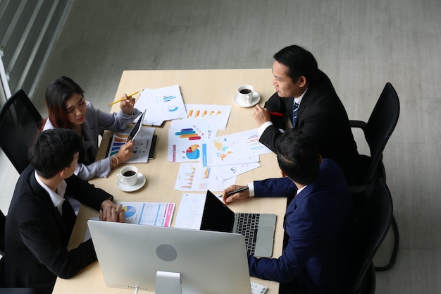 Reunión de negocios hablando con colegas en la oficina