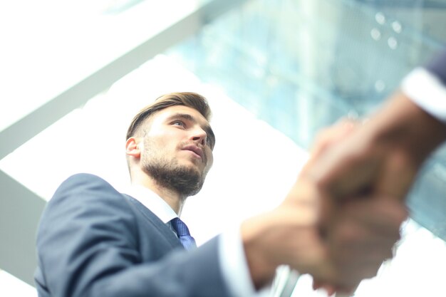 Reunión de negocios. Hombre de negocios afroamericano estrecharme la mano con el empresario caucásico.