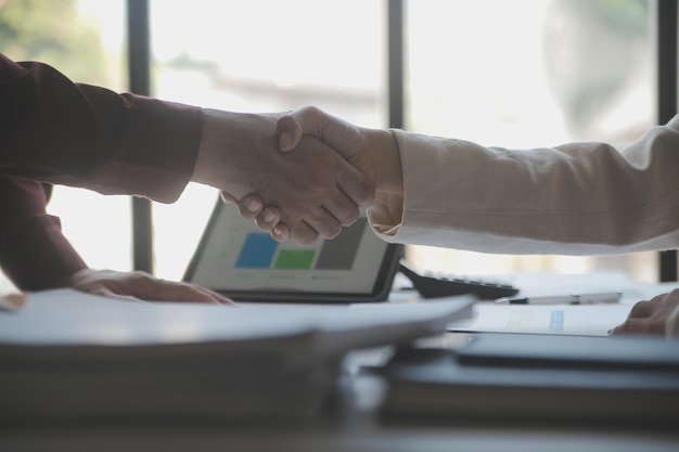 Reunión de negocios hombre de negocios estrechando la mano en asociación de negocios reunión de cooperación de negocios