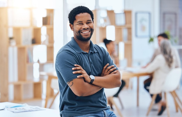 Foto reunión de negocios hombre negro y retrato de sonrisa con los brazos cruzados en el escritorio de conferencias de coworking hombre corporativo informal con expresión orgullosa, confiada y feliz en la sala de juntas del edificio de oficinas