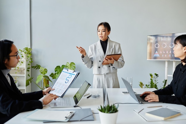 Reunión de negocios líder de mujer asiática